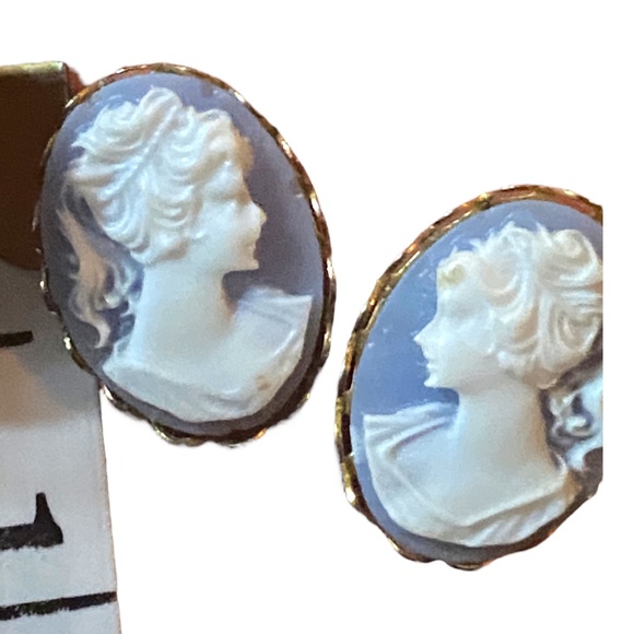Vintage Cameo clip on earrings. Light blue & white with gold - Picture 10 of 10